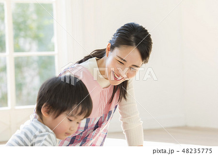 若い女性と男の子 若い女性と男の子 48235775