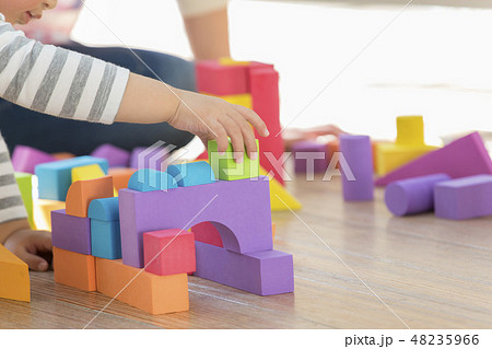 積み木で遊ぶ男の子 積み木で遊ぶ男の子 48235966