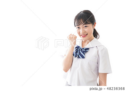 ガッツポーズをする制服姿の学生 48236368