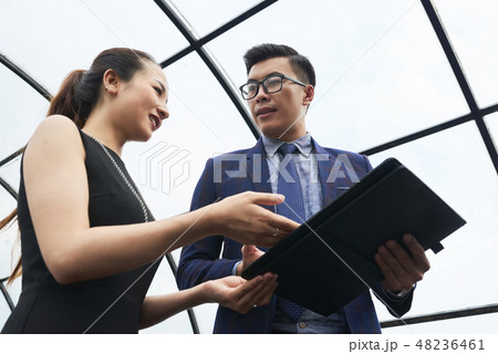 Business people discussing project 48236461