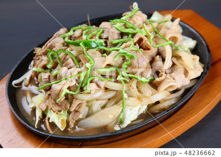 牛カルビの鉄板焼き 牛カルビの鉄板焼き 48236662