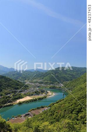 三好市池田町、吉野川の池田湖と徳島自動車道の「池田へそっ湖大橋」、国道32号線の池田大橋 三好市池田町、吉野川の池田湖と徳島自動車道の「池田へそっ湖大橋」、国道32号線の池田大橋 48237453