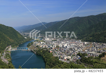 三好市池田町の市街地と中央構造線に沿って東行する吉野川、池田ダムと池田湖 48237455