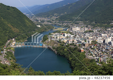 三好市池田町の市街地と中央構造線に沿って東行する吉野川、池田ダムと池田湖 48237456
