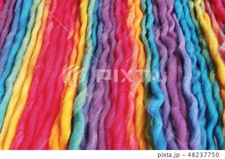 横長の縦に折り返し伸ばしたカラフルな色のついた毛糸 48237750