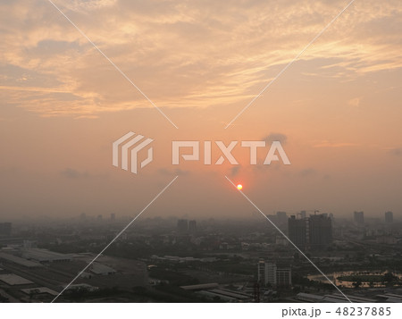 タイ・バンコクの朝空 PM2.5 スモッグ/ morning sky in Bangkok 48237885
