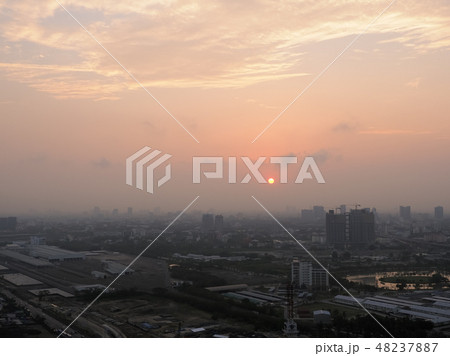 タイ・バンコクの朝空 PM2.5 スモッグ/ morning sky in Bangkok 48237887