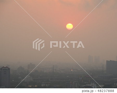 タイ・バンコクの朝空 PM2.5 スモッグ/ morning sky in Bangkok 48237888