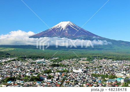 山梨県 青空の富士吉田市と富士山 山梨県 青空の富士吉田市と富士山 48238478