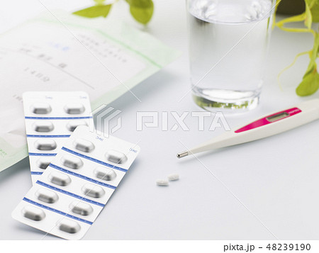 薬イメージ(処方薬 コップ 体温計) 薬イメージ(処方薬 コップ 体温計) 48239190