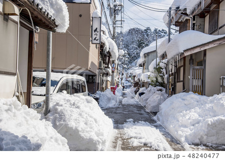 【雪　東山ひがし茶屋街裏路地】 48240477