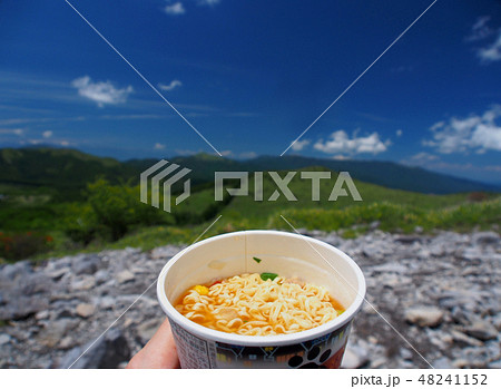 山の景色とカップラーメン 48241152