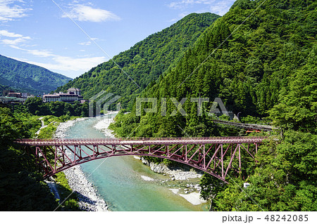 黒部渓谷　トロッコ電車から望む宇奈月温泉 48242085