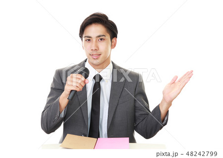 プレゼンをする笑顔のビジネスマン 48242799