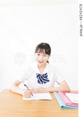 勉強をする学生 勉強をする学生 48243478