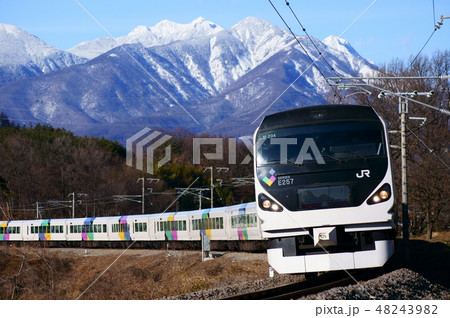 雪化粧した八ヶ岳とE257系・特急あずさ 48243982