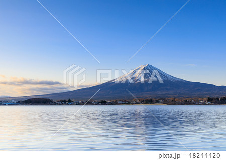 山梨河口湖_朝日輝く富士山 48244420