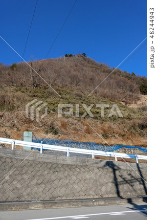 ■ 小田野城 ■ 安田義定 ■ 跡部景家 ■ 山梨県 ■ この山に小田野城がありました。 48244943