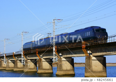 小丸川のコンクリート橋りょうを走る787系・特急にちりん 48245661