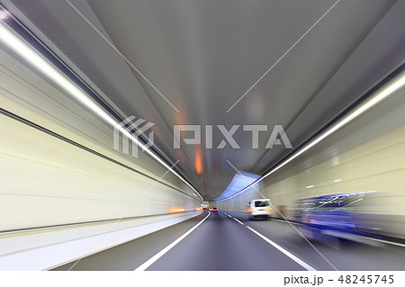 外環道のトンネルを走行する車 48245745