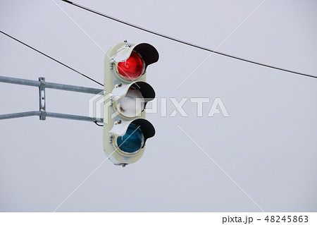 赤や青に比して点灯時間の短い黄色部分に着雪がみられる信号機。 48245863