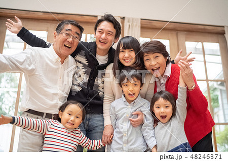 元気いっぱいに手を広げて喜びを表現する笑顔の大家族喜び爆発 元気いっぱいに手を広げて喜びを表現する笑顔の大家族喜び爆発 48246371