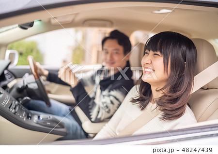 運転席からギャグを飛ばし彼女の笑いを取るセンスのある彼氏爆笑 48247439