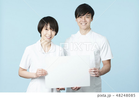 ナース　男女　水色バック 48248085