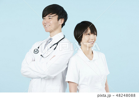 ドクター&ナース 男女 水色バック ドクター&ナース 男女 水色バック 48248088