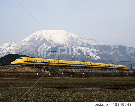 雪の伊吹山とドクターイエロー 48249543