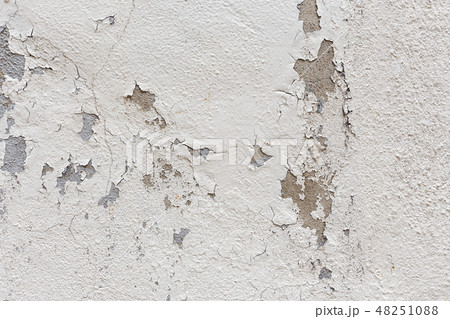 Old wall with peeling plaster 48251088