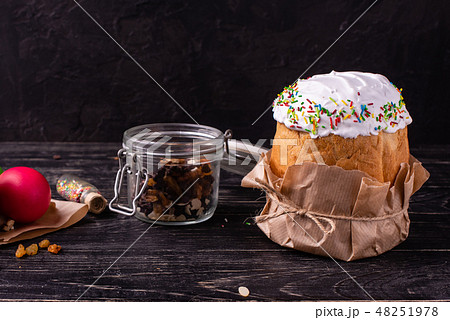 Easter cake and colorful eggs on a dark background 48251978