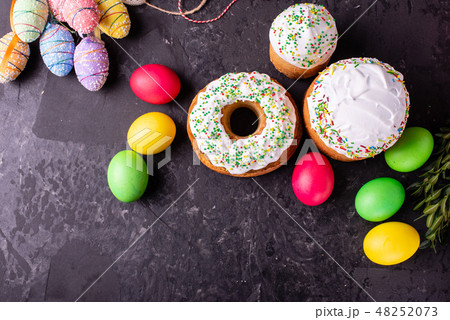 Easter cake and colorful eggs on a dark background 48252073
