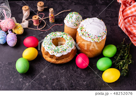 Easter cake and colorful eggs on a dark background 48252076