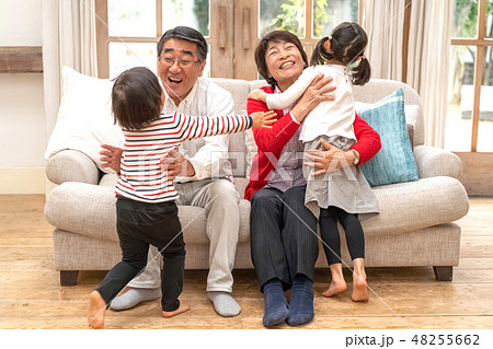 リフレッシュ休暇じいちゃんばあちゃんに会いに実家に帰省する孫を抱きしめて嬉しそうな祖父母 リフレッシュ休暇じいちゃんばあちゃんに会いに実家に帰省する孫を抱きしめて嬉しそうな祖父母 48255662