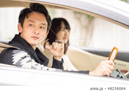 あおり運転の車を目視確認し状況を判断する男性ドラーバーと冷静さを保つ助手席の女性 あおり運転の車を目視確認し状況を判断する男性ドラーバーと冷静さを保つ助手席の女性 48256064