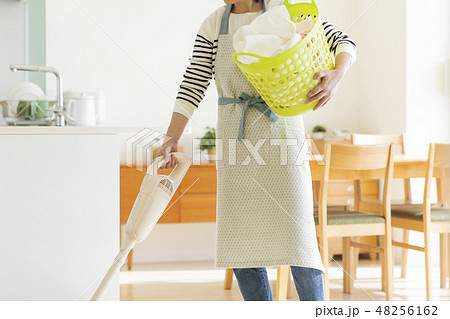 主婦　掃除機 48256162