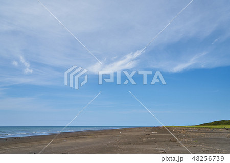 北海道　日本海とサロベツ海岸 48256739