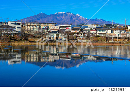 『逆さ八ヶ岳 冬 快晴』　山梨県　北杜市　長坂町　長坂湖(牛池) 48256954