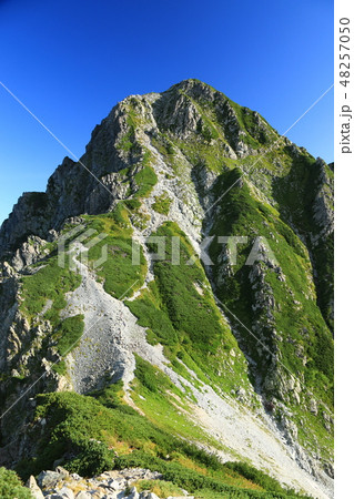 剣岳山頂への道　前衛峰　前劔の雄姿 48257050