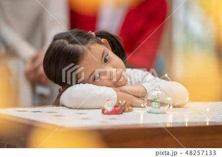 サンタクロースからのクリスマスプレゼントを待ち望んでいる幼稚園年長可愛い女の子5歳とイルミネーション サンタクロースからのクリスマスプレゼントを待ち望んでいる幼稚園年長可愛い女の子5歳とイルミネーション 48257133