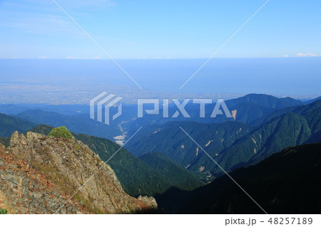 剣岳 山頂への道 早月尾根と富山市遠景 剣岳 山頂への道 早月尾根と富山市遠景 48257189
