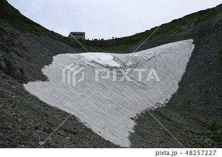 剣岳山頂への道　剣沢雪渓と劔御前小舎を仰ぎ見る 48257227