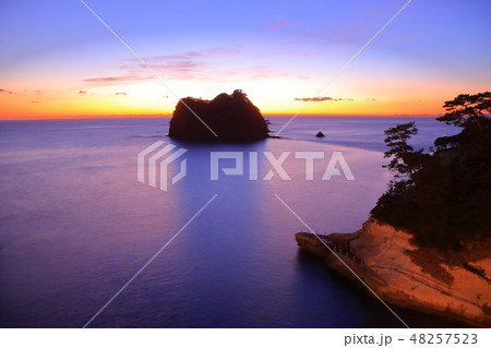 【静岡県】伊豆三四郎島の夕景 48257523