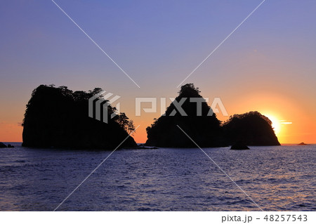 【静岡県】伊豆三四郎島の夕景 【静岡県】伊豆三四郎島の夕景 48257543