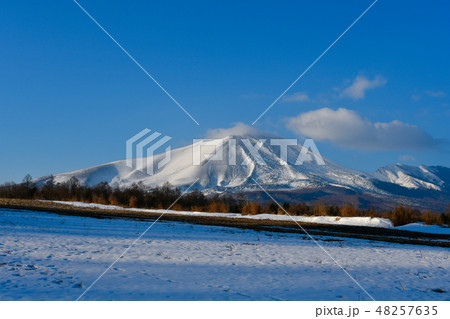 冬の浅間山 48257635