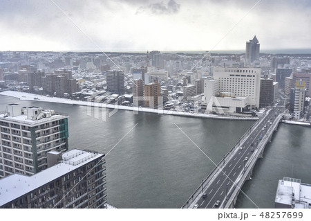 冬の新潟市風景(メディアシップ展望フロアから西側の眺望) 冬の新潟市風景(メディアシップ展望フロアから西側の眺望) 48257699