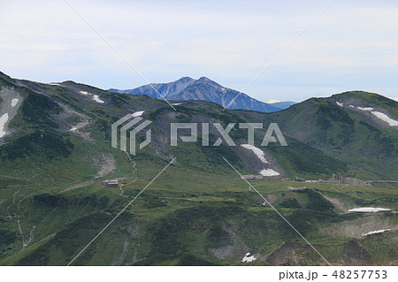 剣岳山頂への道　別山乗越からの薬師岳遠景 48257753