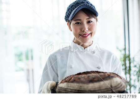 パン屋　料理　働く女性 48257789