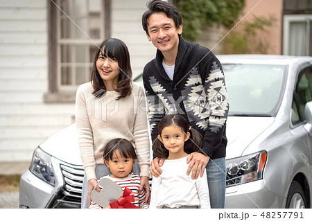 四人家族が高級車の納車を終え楽しい家族旅行の始まり楽しみだったドライブ観光の写真素材